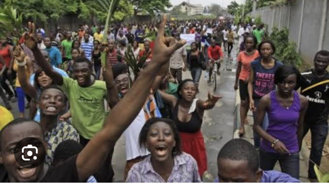 UNILAG student fights lecturer in lecture hall