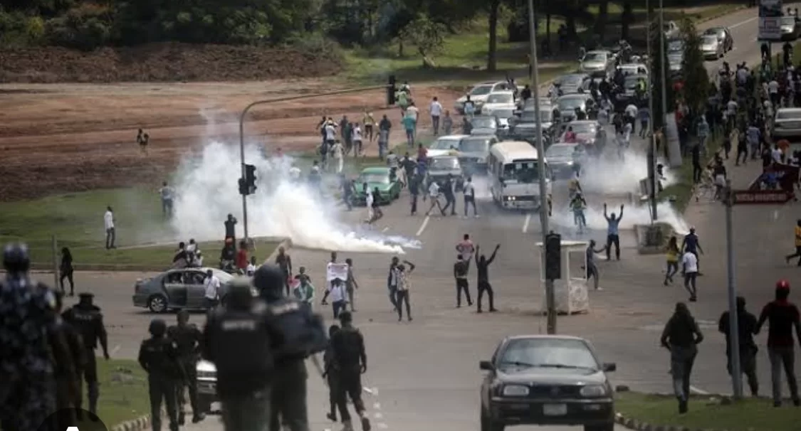 Weapon Wielding Hoodlums Chase #Endbadgovernance Protesters in Lagos (Watch Video)