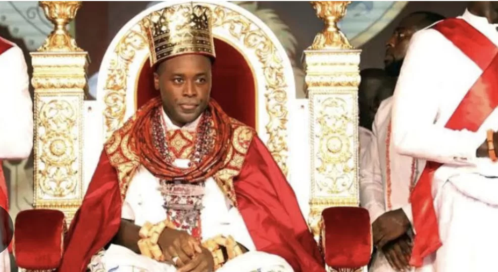 Whiteman Dragged Away By Palace Chiefs Over Attempt To Shake Hands With Olu Of Warri (Watch Video)