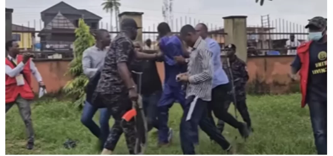 EFCC arrests, beats vote buyers at ongoing Edo gubernatorial election (Watch Video)