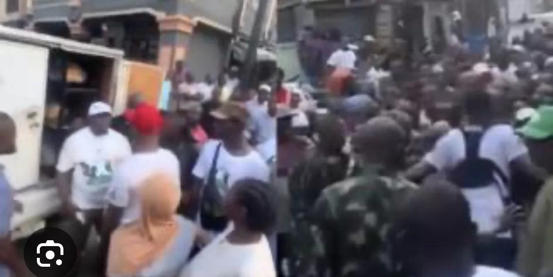 (Watch Video) Nigerians Scrambled For Free Bread From APC Chieftains In Lagos To Mark Oct 1